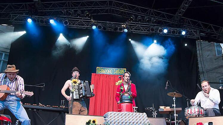 Gankino Circus beim Auftritt im Tambacher Schlosshof.Foto: Albert Höchstädter