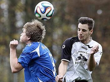 Dominik Cronauer (l.) von der TSG 05 kommt gegen Johannes Bengel zum Kopfball. Fotos: sportpress