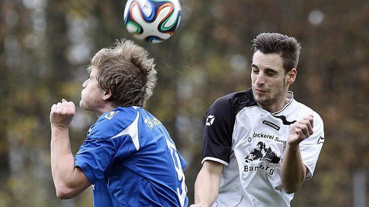 Dominik Cronauer (l.) von der TSG 05 kommt gegen Johannes Bengel zum Kopfball. Fotos: sportpress