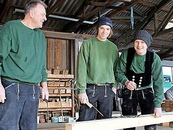 Andreas Müller (rechts) hat sich gegen den Beruf als Lehrer und für eine Ausbildung zum Zimmerer entschieden. Dank der Handwerkskammer hat er die Arbeit gefunden, die ihn und seine Kollegen, Meister Anton Brand (Mitte) und Vorarbeiter Bernd Hauck, glücklich macht.  Foto: Friederike Stark