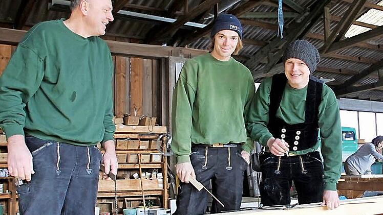 Andreas Müller (rechts) hat sich gegen den Beruf als Lehrer und für eine Ausbildung zum Zimmerer entschieden. Dank der Handwerkskammer hat er die Arbeit gefunden, die ihn und seine Kollegen, Meister Anton Brand (Mitte) und Vorarbeiter Bernd Hauck, glücklich macht.  Foto: Friederike Stark