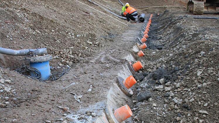 Zur Absicherung des Hangs wird eine Bohrpfahlwand mitsamt Entwässerungssystem gesetzt. Die Kosten: 1,8 Millionen Euro. (Februar 2014) Foto: Ralf Ruppert