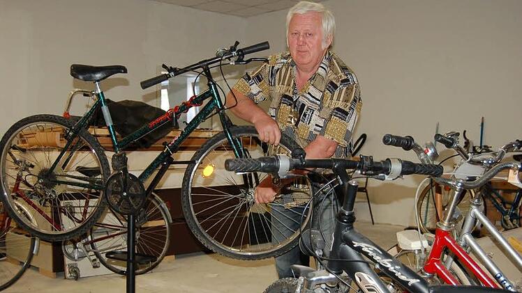 Konrad Junker kennt sich aus mit Fahrrädern. Jetzt aber erlernt er bei den Coburger Diensten erst einmal die deutsche Sprache, dann wird er in der neu gegründeten Fahrradwerkstatt beschäftigt sein. Foto: Helke Renner