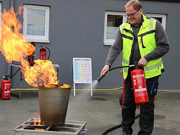 Norbert Groß hält es für wichtig, dass jedermann mit einem Feuerlöscher umgehen kann. Foto: Katharina Müller-Sanke