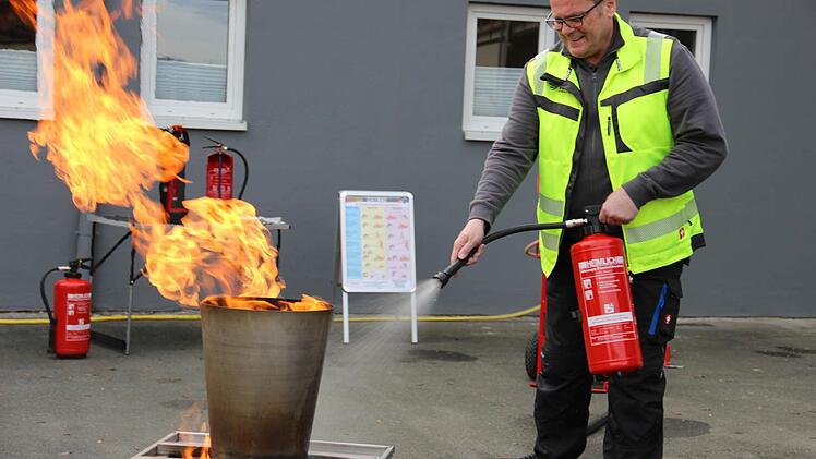 Norbert Groß hält es für wichtig, dass jedermann mit einem Feuerlöscher umgehen kann. Foto: Katharina Müller-Sanke