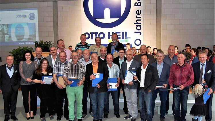 Für ihre 25-jährige und 40-jährige Firmenzugehörigkeit wurden 25 Mitarbeiter geehrt.  Foto: Sigismund v. Dobschütz