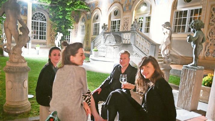 Am Rand des Empfangs der Saale-Zeitung machen es sich Gäste im Schmuckhof gemütlich. Foto: Roland Rinklef