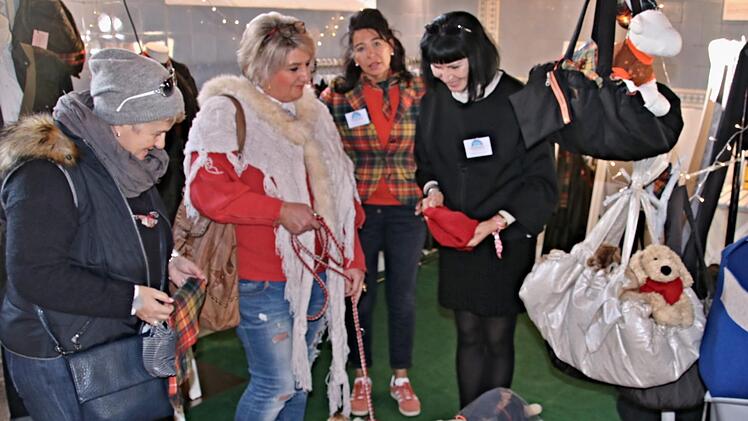 Ute Sando-Hebenstreit aus Meiningen (links) lässt sich mit einer Hundeliebhaberin (Zweite von links) von den beiden Designerinnen, Diana Tschaikowsky und Susanna Ströher (von rechts), beraten. Kunden können hier ihren Look auf Mensch und Tier abstimmen.