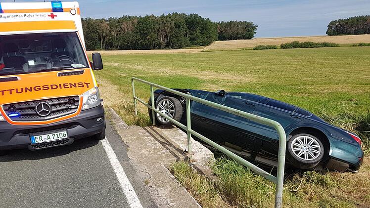 Leicht verletzt hat sich gestern der Fahrer eines BWM  bei einem Unfall zwischen Buch und Gremsdorf.  Foto: Christian Bauriedel