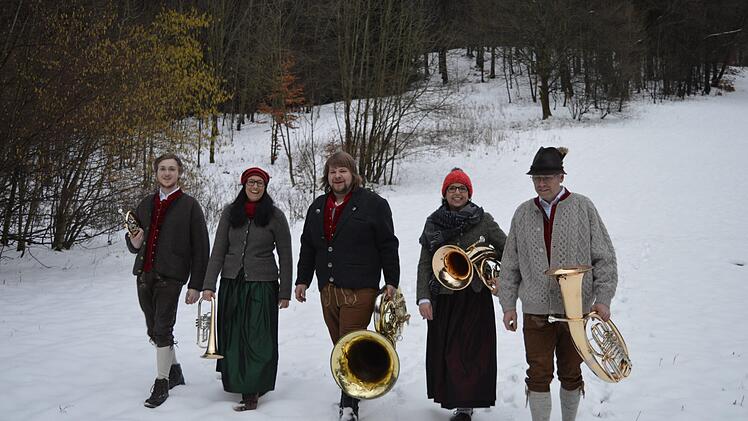 Auszeit Musi besteht aus fünf Musikanten, die allesamt aus Langenleiten stammen. Foto: Jürgen Reinmann