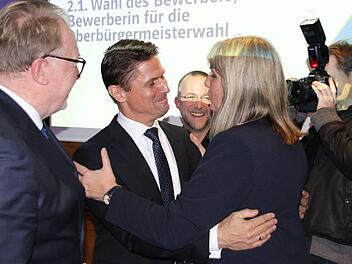 Zweite Bürgermeisterin Birgit Weber gratuliert Christian Meyer zur Nominierung als OB-Kandidat der Coburger CSU.Foto: Oliver Schmidt