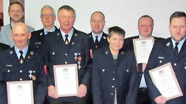 Unser Bild zeigt (von links): Gemeinderat Herbert Pieper, die stellvertretende Landrätin Christina Flauder, Bürgermeister Robert Bosch, Tobias Pieper, Kreisbrandmeister Michael Ködel, Holger Lenz, den Vorsitzenden Jörg Steinhäuser, Neu-Mitglied Fabian Christenn, Stefan Klopfer, Michael Malek und Kommandant Volker Steinhäuser. Foto: Hermann Müller