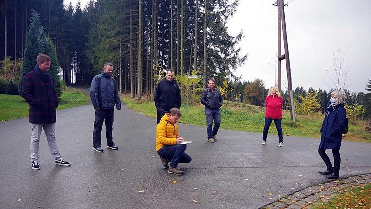 Bürgermeister Frank Jakob dokumentiert die Schäden. Foto: Heike Schülein