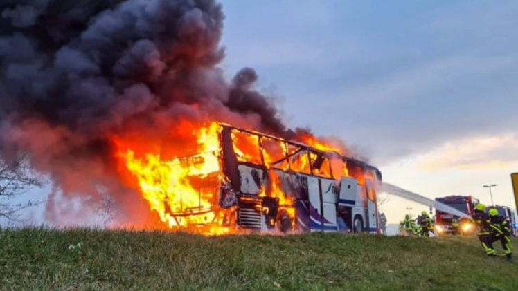 Unfall auf A70 bei Schweinfurt: Bus der Bamberger Symphoniker brennt komplett aus
