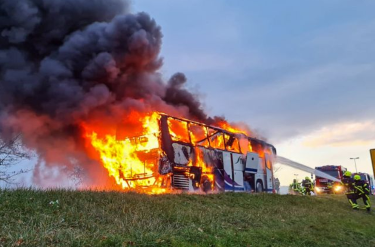 Unfall auf A70 bei Schweinfurt: Bus der Bamberger Symphoniker brennt lichterloh
