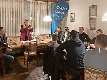 Staatsministerin Melanie Huml war als Ehrengast der Gaustadter Gespr&auml;che vor Ort.