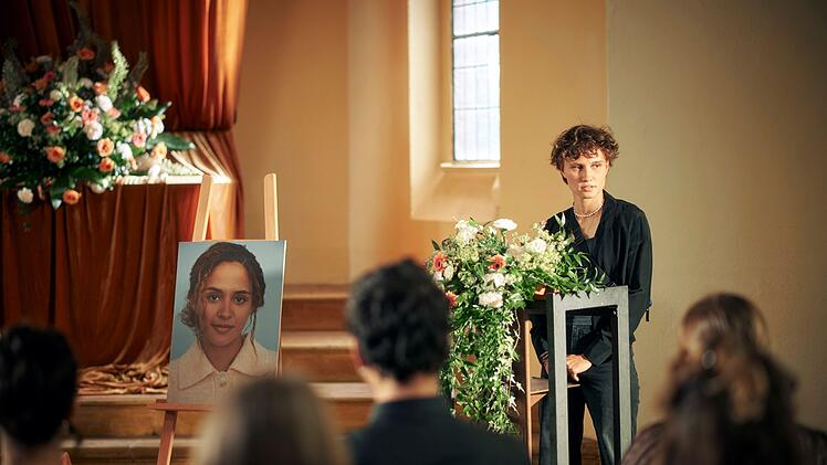 Lara Becker (Luna Jordan, rechts) h&auml;lt eine Gedenkrede f&uuml;r die t&ouml;dlich &uuml;berfahrene Marwa (Melissa Gross).