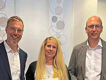 Die VR-Bank gratuliert Melanie Koch herzlich zu Ihrem Jubil&auml;um. Unser Bild zeigt (von links) Bereichsleiter Frank Fischer, Melanie Koch und Vorstand Rainer Geis. Lena Eberhardt/VR-Bank Bad Kissingen