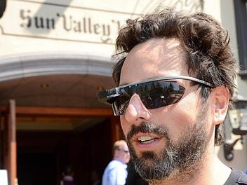 Sergey Brin mit einer Google Glass-Brille. Foto: Andrew Gombert/dpa/Archiv