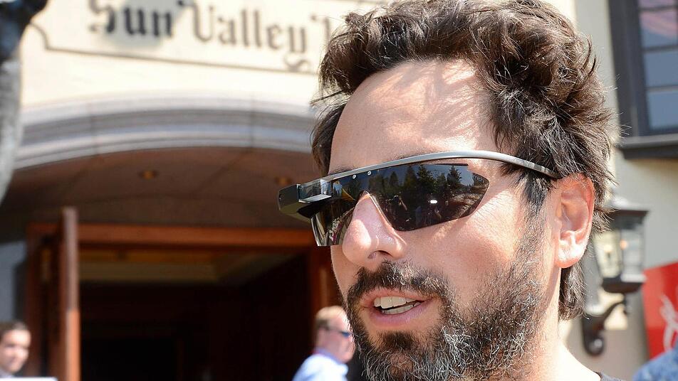 Sergey Brin mit einer Google Glass-Brille. Foto: Andrew Gombert/dpa/Archiv