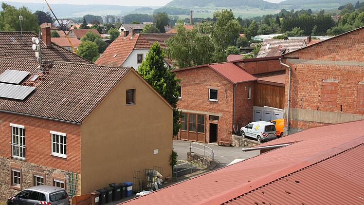 Bauhof- und Stadtwerke-Gelände von der Straße Am Heroldsberg aus betrachtet. Wegen einer Verunreinigungen des Erdreichs mit Kohlenwasserstoffen , vor allem im Bereich der früheren Bauhof-Werkstatt, beginnt nun eine Grundwassersanierung in dem Bereich. Foto: Markus Reeh