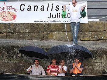 Satire: Weil die Eröffnung des Wasserfestes so oft ins Wasser fiel, präsentierten sich die Organisatoren 2008 auf ihrem Pressefoto dementsprechend: Michael Röll, Uwe Steinmetz, Jürgen Riegel, Martina Sawatzki und Werner Richter (rechts). Foto: Bernd Oelsner