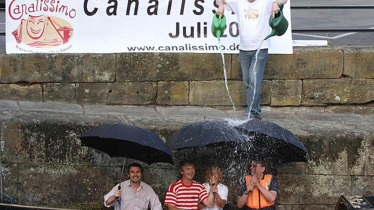 Satire: Weil die Eröffnung des Wasserfestes so oft ins Wasser fiel, präsentierten sich die Organisatoren 2008 auf ihrem Pressefoto dementsprechend: Michael Röll, Uwe Steinmetz, Jürgen Riegel, Martina Sawatzki und Werner Richter (rechts). Foto: Bernd Oelsner