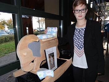 Lisa Sebert aus Riedenberg hat für ihre kleine Cousine einen Schaukelelefanten gebaut. Fotos: Marion Eckert
