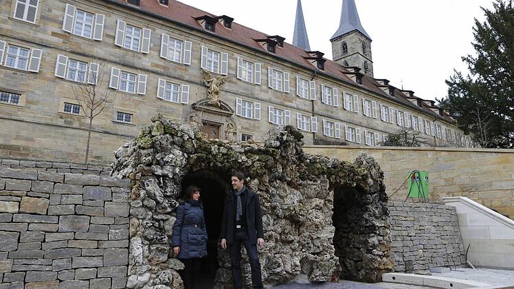 Die Architekten und Projektleiter Monika Weiner und Stephan Walz stehen vor der restaurierten Grotte.   Foto: Matthias Hoch