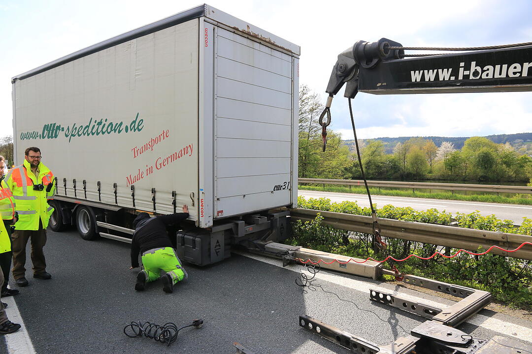 Lkw-Anhänger löst sich auf A73 bei Forchheim