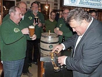 Bürgermeister Gerhard Schneider stach das erste Fass "Anna"-Weizen an. Mit im Bild der Vorsitzende der Himmelkroner Hobbybierbrauer, Peter Schoberth (links) Foto: Werner Reißaus