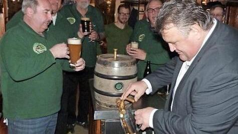 Bürgermeister Gerhard Schneider stach das erste Fass "Anna"-Weizen an. Mit im Bild der Vorsitzende der Himmelkroner Hobbybierbrauer, Peter Schoberth (links) Foto: Werner Reißaus