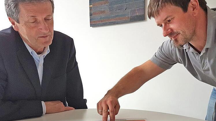 Alf Merkel (l.) und Christian Pfadenhauer zeigen auf, wo in "Mittelstufe plus" der Stoff gedehnt wird.Marco Meißner
