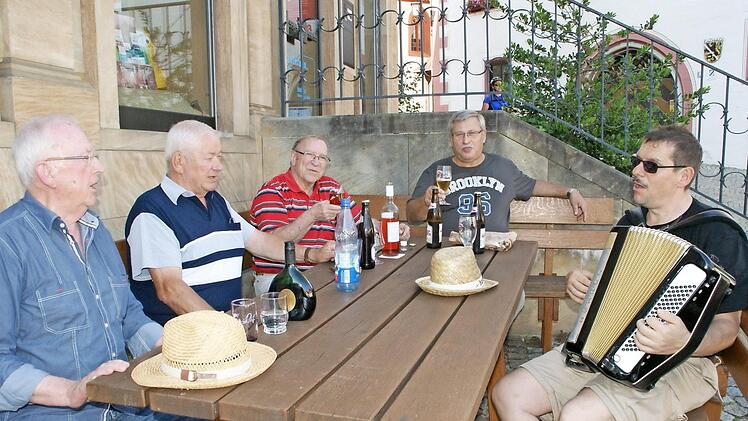 Die "Amsigallen" (von links Clemens Mantel, Werner Eltschka, Helmut Trautner, Reinhold Garreis und Detlef Glaser) trafen sich wie jedes Jahr vor dem Weinfest auf dem Marktplatz, der auch in kleiner Runde die ideale Kulisse zum Weingenuss bietet.  Foto: Sabine Weinbeer