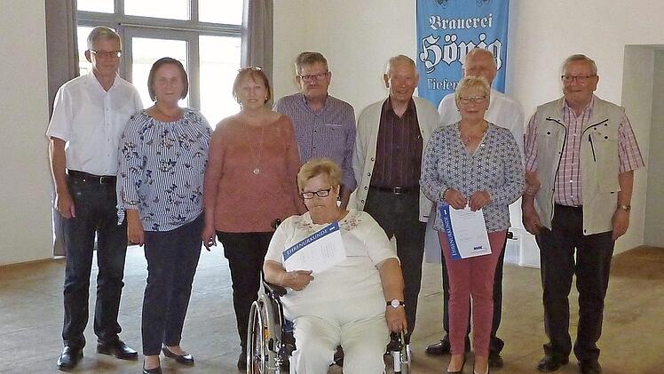 Die geehrten Mitglieder. Links Bürgermeister Wolfgang Möhrlein Foto: pr