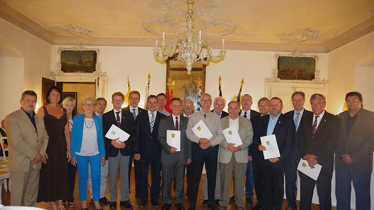 Landkreis-Ehrennadeln in Gold gab es f&uuml;r diese Engagierten aus  Steinwiesen, Wilhelmsthal, Pressig, Stockheim, Mitwitz, Schneckenlohe und K&uuml;ps. Die Bilder zeigen die Geehrten   mit den B&uuml;rgermeistern sowie Landrat Klaus L&ouml;ffler.Heike Sch&uuml;lein