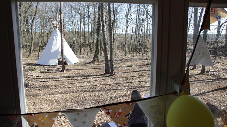 Seit Oktober ist der Waldkindergarten "Fuchsbau" in Adelsdorf offen.   Ein Rückzugsraum ist der große Bauwagen. Foto: Christian Bauriedel