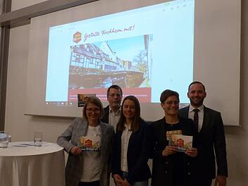Sie präsentieren ihre Initiative (v. l.): Petra Dietzel, Manfred Schade, Citymanagerin Elena Büttner, Yvonne  Brandner und Engin  Erber. Foto:  Pauline Lindner