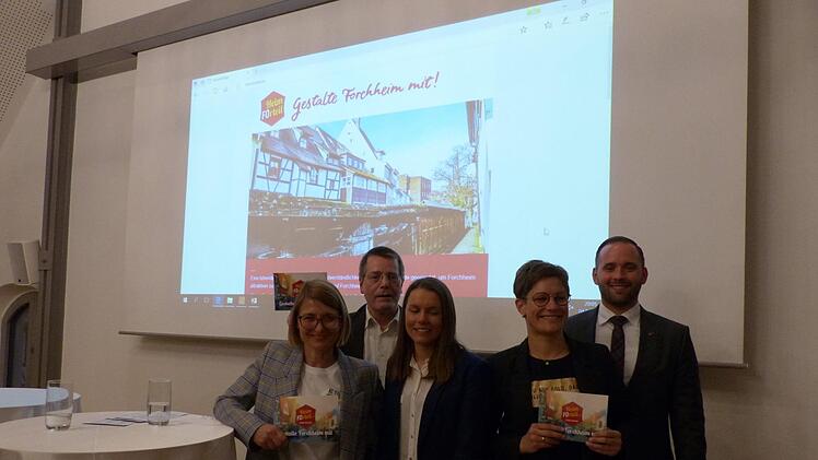 Sie präsentieren ihre Initiative (v. l.): Petra Dietzel, Manfred Schade, Citymanagerin Elena Büttner, Yvonne  Brandner und Engin  Erber. Foto:  Pauline Lindner