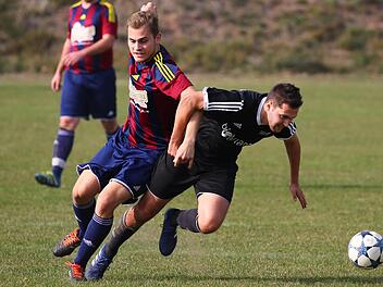 Derbyzeit in Burggrub: Im Hinspiel unterlagen Johannes Grünbeck und der FC Burggrub mit 1:3 dem FC Wacker Haig um Lukas Kopp (schwarzes Trikot).  Foto: Heinrich Weiß