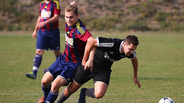 Derbyzeit in Burggrub: Im Hinspiel unterlagen Johannes Grünbeck und der FC Burggrub mit 1:3 dem FC Wacker Haig um Lukas Kopp (schwarzes Trikot).  Foto: Heinrich Weiß