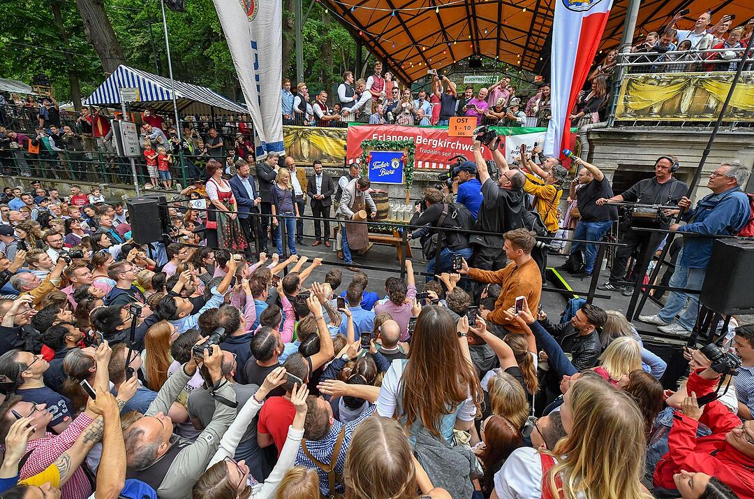 So sah der Bieranstich auf der Erlangener Bergkerwa aus