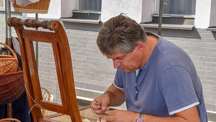 Hier wird an Stuhlgeflecht gearbeitet.