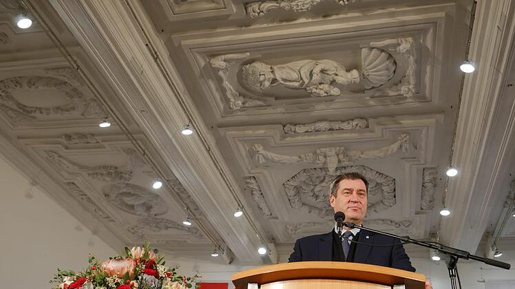 Ministerpräsident Markus Söder war Festredner im reich verzierten Stucksaal des alten Münnerstädter Gymnasiums. Fotos: Heike Beudert