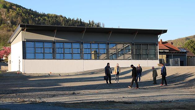 Die alte Turnhalle am Stadtsteinacher Schulzentrum  ist abgerissen. Der Ferienausschuss des Stadtrats befand nun vor Ort, dass die frei gewordene Fl&auml;che erst nach der Generalsanierung des Schulhauses endg&uuml;ltig gestaltet werden soll. Foto: Klaus Klaschka