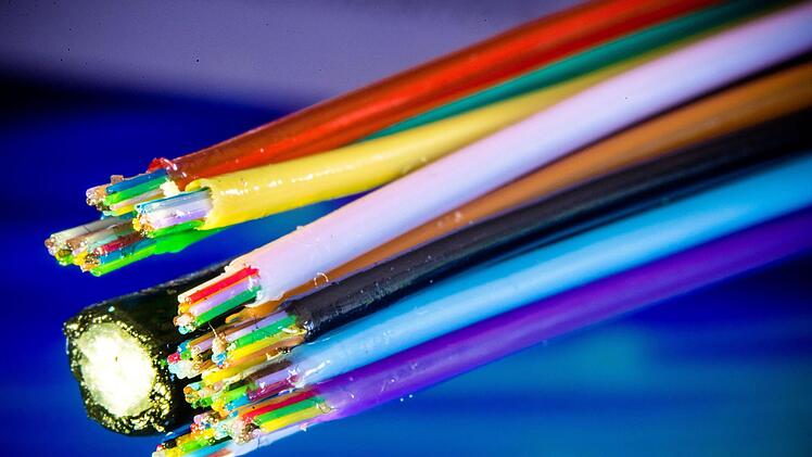 Glasfaserkabel ermöglichen sehr viel größere Übertragungsraten als Kupferkabel und damit deutlich schnelleres Internet, wenn der Haushalt direkt an das Glasfasernetz angeschlossen ist.  Foto: Jens Büttner/dpa