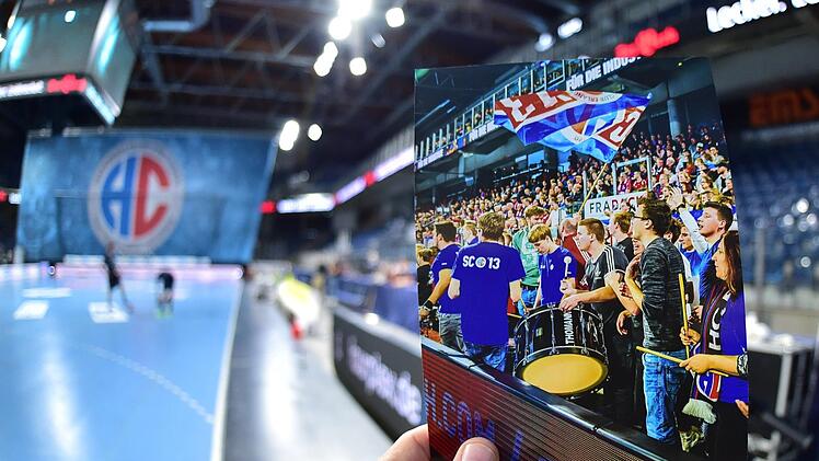 Auch die Handballer des HC Erlangen mussten ihr Heimspiel in der Bundesliga am Wochenende gegen die Rhein-Neckar Löwen in der leeren Nürnberger Arena absolvieren. "Uns brechen ganz massiv Einnahmen weg", klagt Geschäftsführer René Selke. Foto: Sportfoto Zink