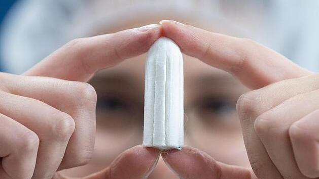 Eine Frau in Hof hat einen benutzten Tampon auf Polizisten geworfen