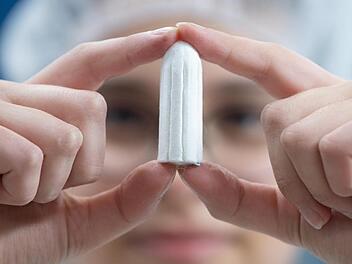 Eine Frau in Hof hat einen benutzten Tampon auf Polizisten geworfen