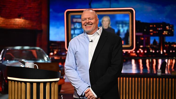 Die Outfit-Wahl einer Nachrichtensprecherin kommentiert Raab mit einem eigenen Look.